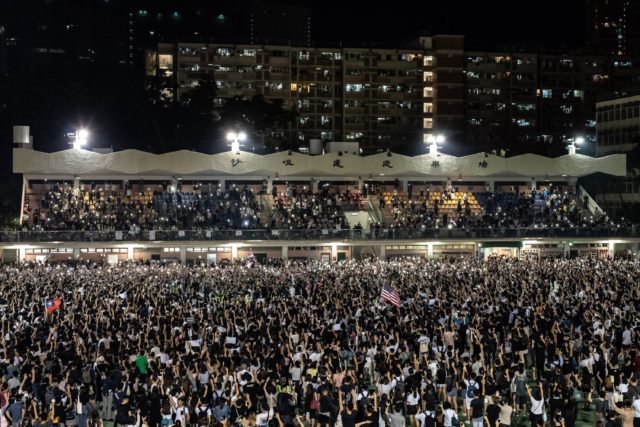 大量市民在入夜於荃灣沙咀道遊樂場集會抗議警察開實彈射傷學生（圖片來源： Anthony Kwan/Getty Images）