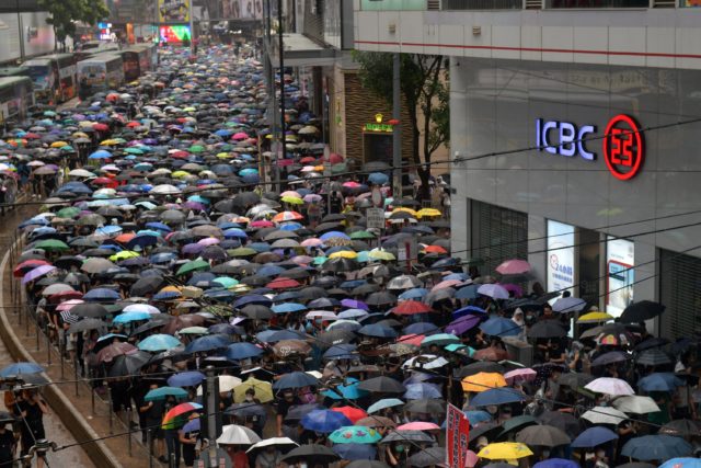 10月6日大批市民冒雨撑伞在铜锣湾集会抗议港府强推《禁蒙面法》（图片来源：NICOLAS ASFOURI/AFP via Getty Images）