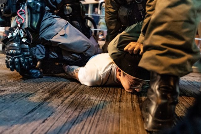 香港警察在反送中运动中涉及过度执法的行为引发争议。（图片来源：Anthony Kwan/Getty Images）