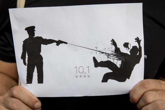 香港一名高中生在10月1日遭警察射中左胸引发国际关注（图片来源： Chris McGrath/Getty Images）