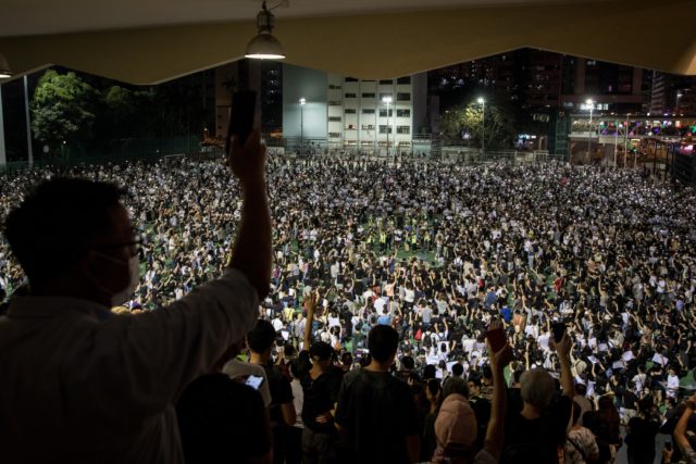 荃灣沙咀道遊樂場擠滿抗議港警開槍的市民（圖片來源：Chris McGrath/Getty Images）