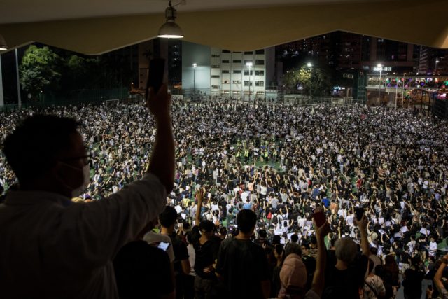 荃灣沙咀道遊樂場擠滿抗議港警開槍的市民(圖片來源:Chris McGrath/Getty Images)