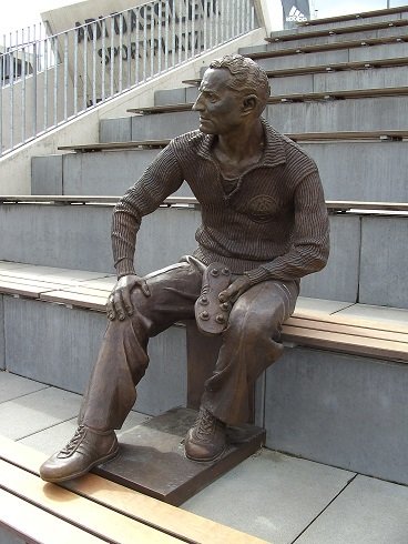 位於黑措根奧拉赫阿迪・達斯勒體育場的Adidas創辦人阿道夫・達斯勒銅像。