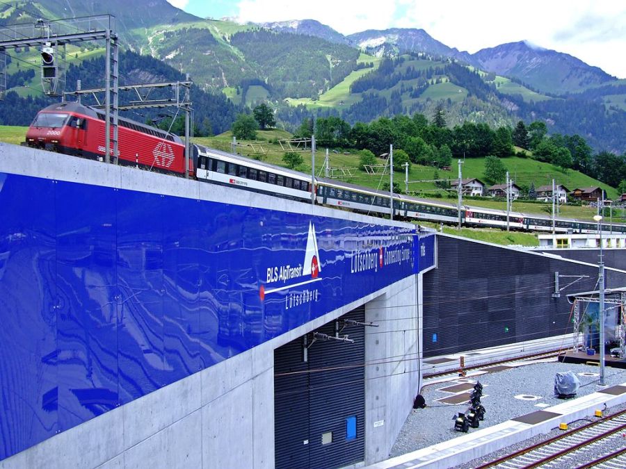 勒奇山隧道入口，该隧道为世界第三长的铁路隧道，建于旧有的勒奇山铁路之下，为阿尔卑斯枢纽计划（AlpTransit）的一部分。