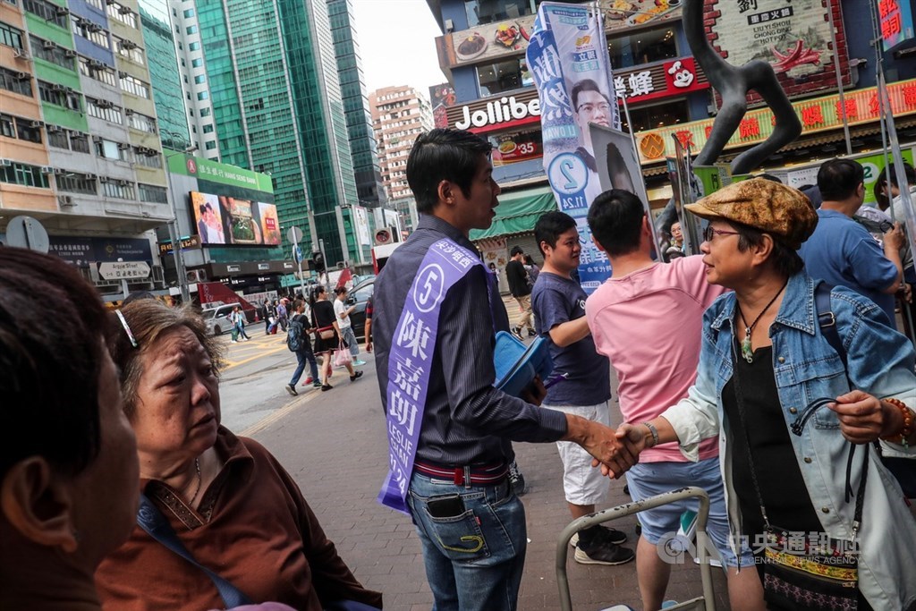 23日香港油尖旺區多名區議員候選人舉辦聯合催票記者會，與民眾握手寒暄，爭取支持。（圖片來源：中央社）