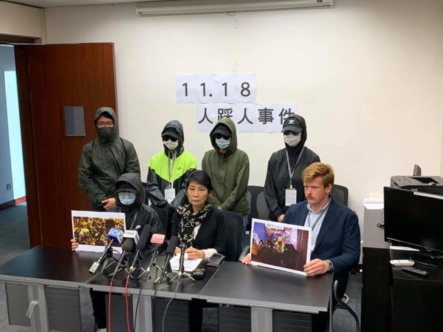 立法会议员毛孟静25日与6位义务急救员举行记者会,踢爆港警说谎