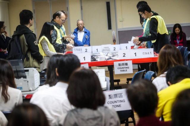 香港區議會選舉投票結束民眾在票站觀看點票（圖片來源：中央社）