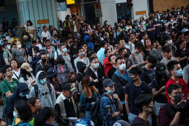 大批民眾和民主派區議員當選人在理大周圍聲援校內留守人士（圖片來源：中央社）