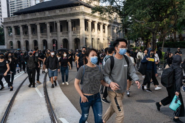 港民昨日（11日）举行“三罢”，香港多所大学一早便成为“战场”，防暴警员冲入多所大学发射催泪弹、布袋弹和橡胶弹