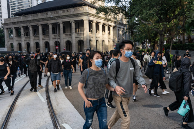 港民昨日（11日）舉行「三罷」，香港多所大學一早便成為「戰場」，防暴警員沖入多所大學發射催淚彈、布袋彈和橡膠彈