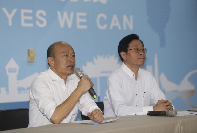 韩国瑜（左）11日宣布张善政（右）为副手。（图片来源：中央社）