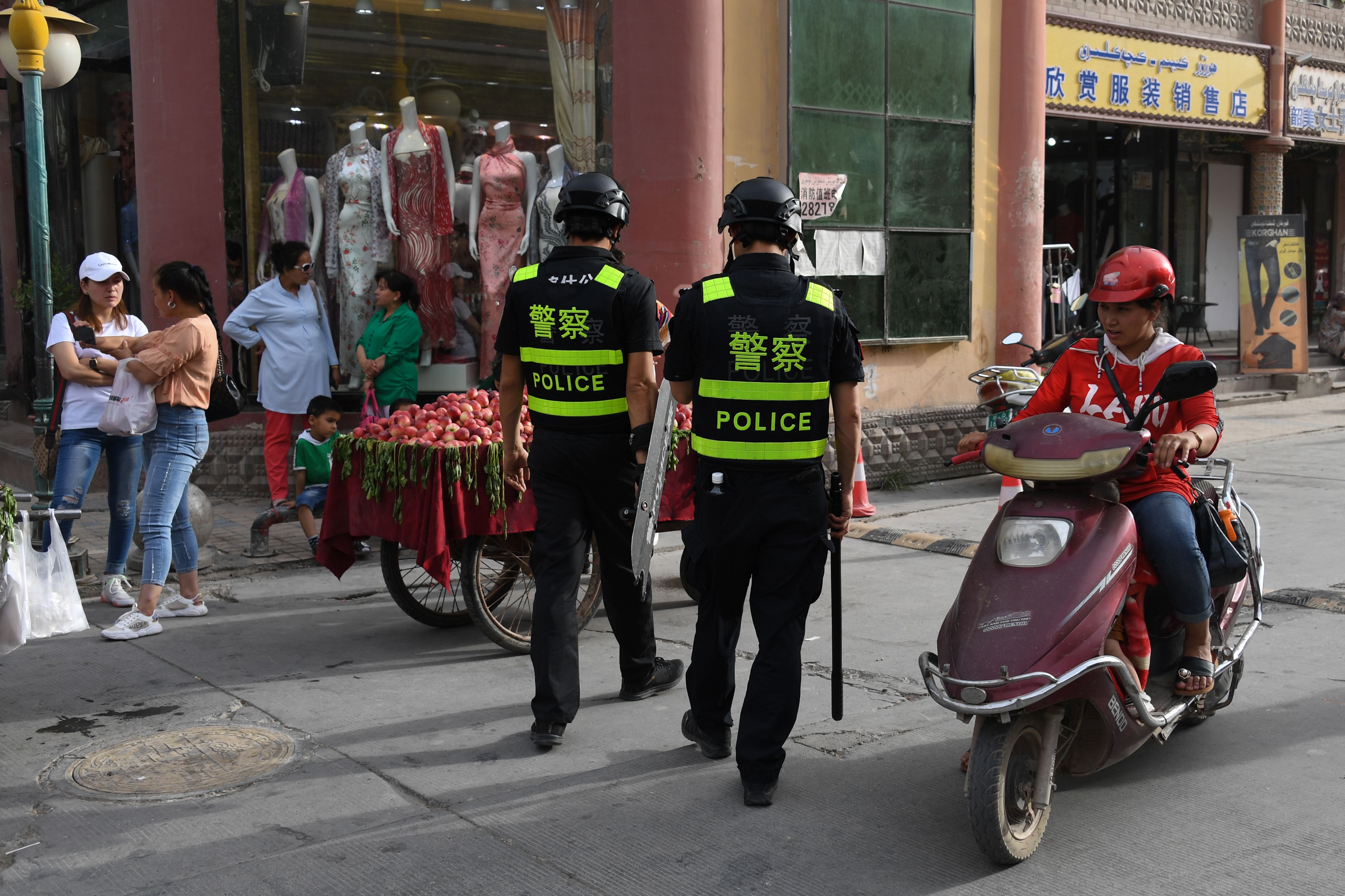 中共在新疆拘禁维吾尔族人。（图片来源：GREG BAKER/AFP via Getty Images）