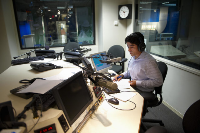 阿富汗服务广播员Daoud Sediqi在华盛顿美国之音的演播室里收听电话