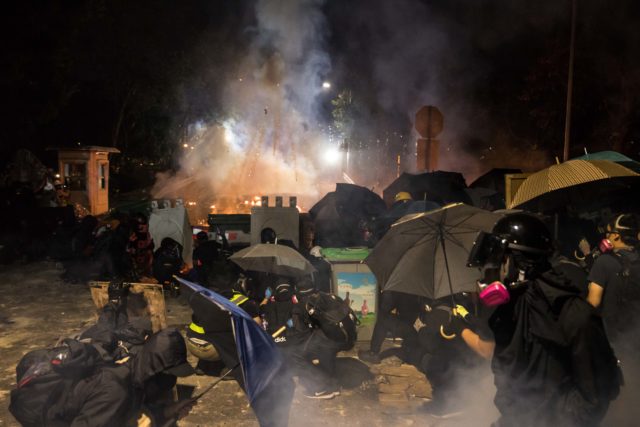 示威者接连2天再中大与警方对峙（DALE DE LA REY/AFP via Getty Images)