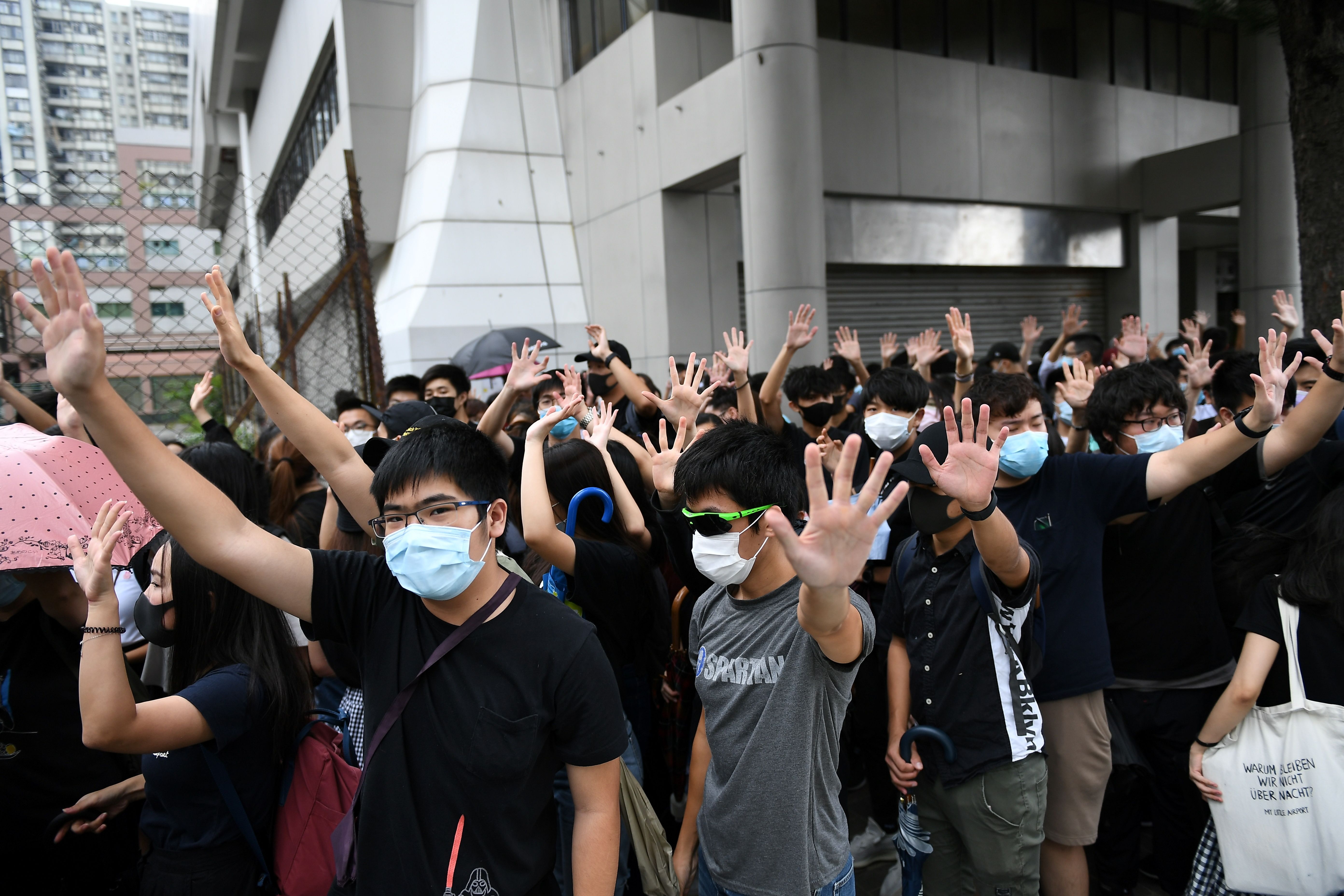 大批市民到香港東區裁判法院聲援被告。 （圖片來源：MOHD RASFAN/AFP via Getty Images）