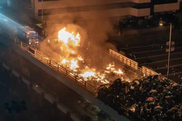 香港理工大学示威者与警察发生激烈冲突。（图片来源： Anthony Kwan/Getty Images）