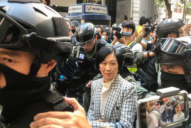 新民黨主席葉劉淑儀在中環被市民圍堵（圖片來源：LEO RAMIREZ/AFP via Getty Images）
