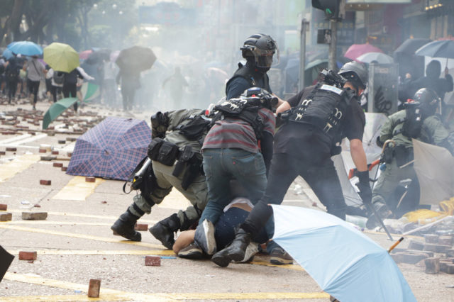 反送中警民冲突，聚集理工大学