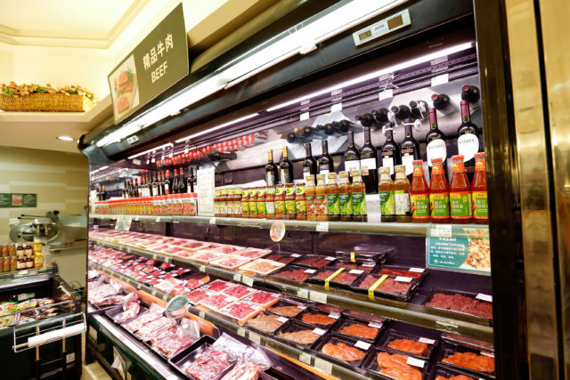 一家北京超市銷售從澳洲進口的牛肉。（圖片來源： Lintao Zhang/Getty Images）