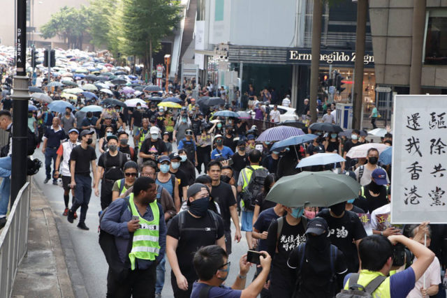 香港反送中示威者20日发起游行。（图片来源：中央社）