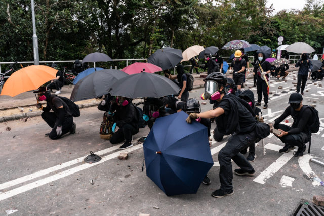 中大的抗暴行動亦愈演愈烈，圖為示威者與警對峙情況。（圖片來源： Anthony Kwan/Getty Images）