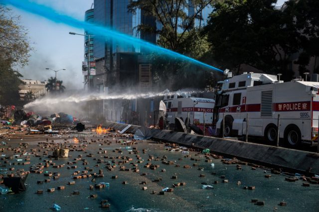 警方派出水炮车清场（ISAAC LAWRENCE/AFP via Getty Images)