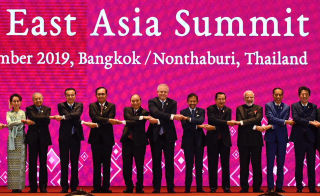 2019年11月4日，第14届东亚峰会在曼谷举行。（图片来源： MANAN VATSYAYANA/AFP via Getty Images）