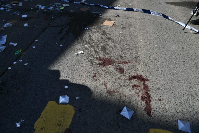 港警11日在西灣河朝示威者連射三發實彈。（ ANTHONY WALLACE/AFP via Getty Images)