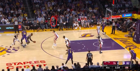 NBA熱火對湖人被拍到有人穿台灣國旗衣服。（圖片來源：NBA直播截圖）