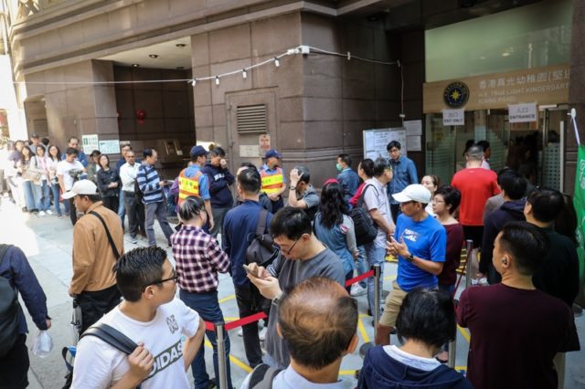 大量香港市民排隊等待投票。（圖片來源：中央社）