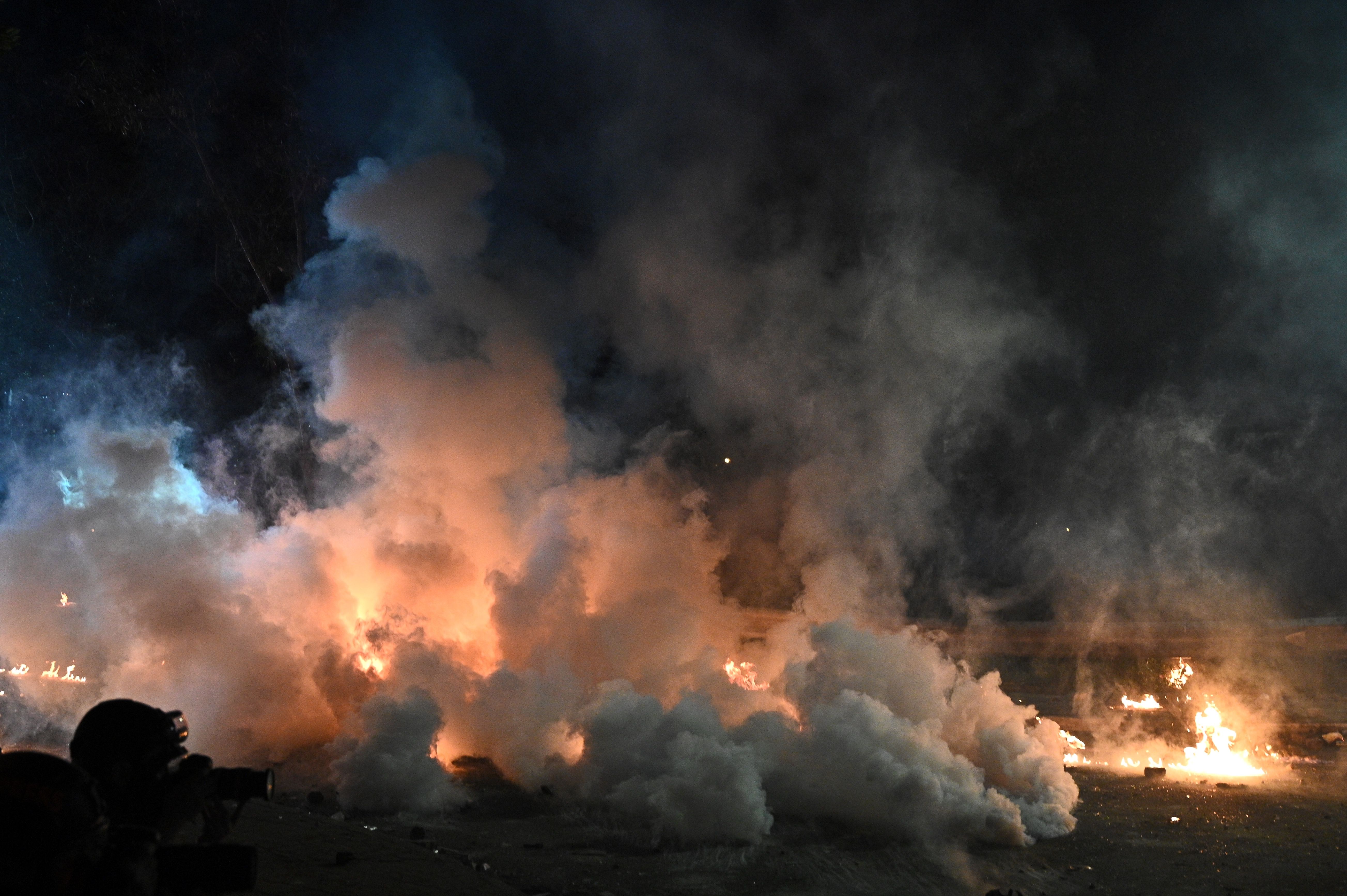 警方在11月12日朝着中大发射催泪弹（PHILIP FONG/AFP via Getty Images)
