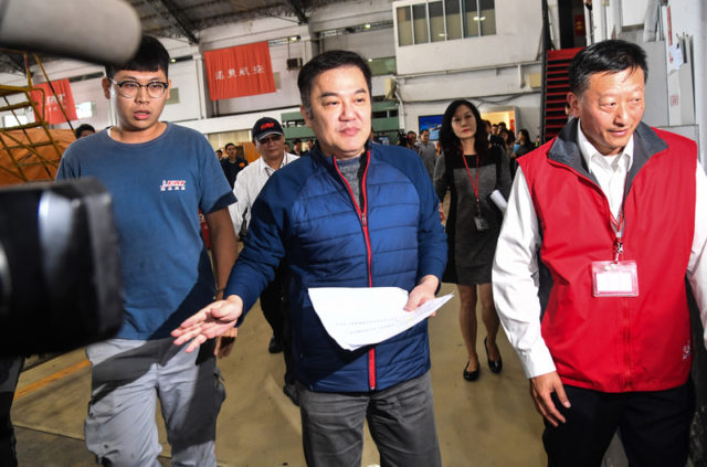 台湾远东航空董事长张纲维现身解释停飞情况