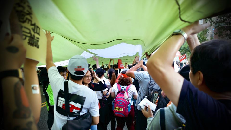 台灣基進會發布的照片顯示布條下慢慢的人潮。（台灣基進會facebook）