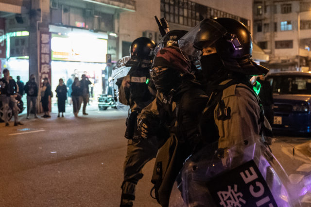 12月25日在香港举行的示威游行中，一名抗议者被防暴警察拘捕
