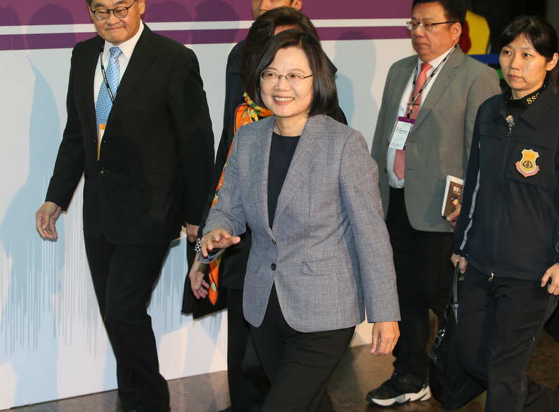 2020台灣總統大選首場電視政見發表會18日晚間在華視登場，總統蔡英文（前）微笑步入會場。（圖片來源：中央社）