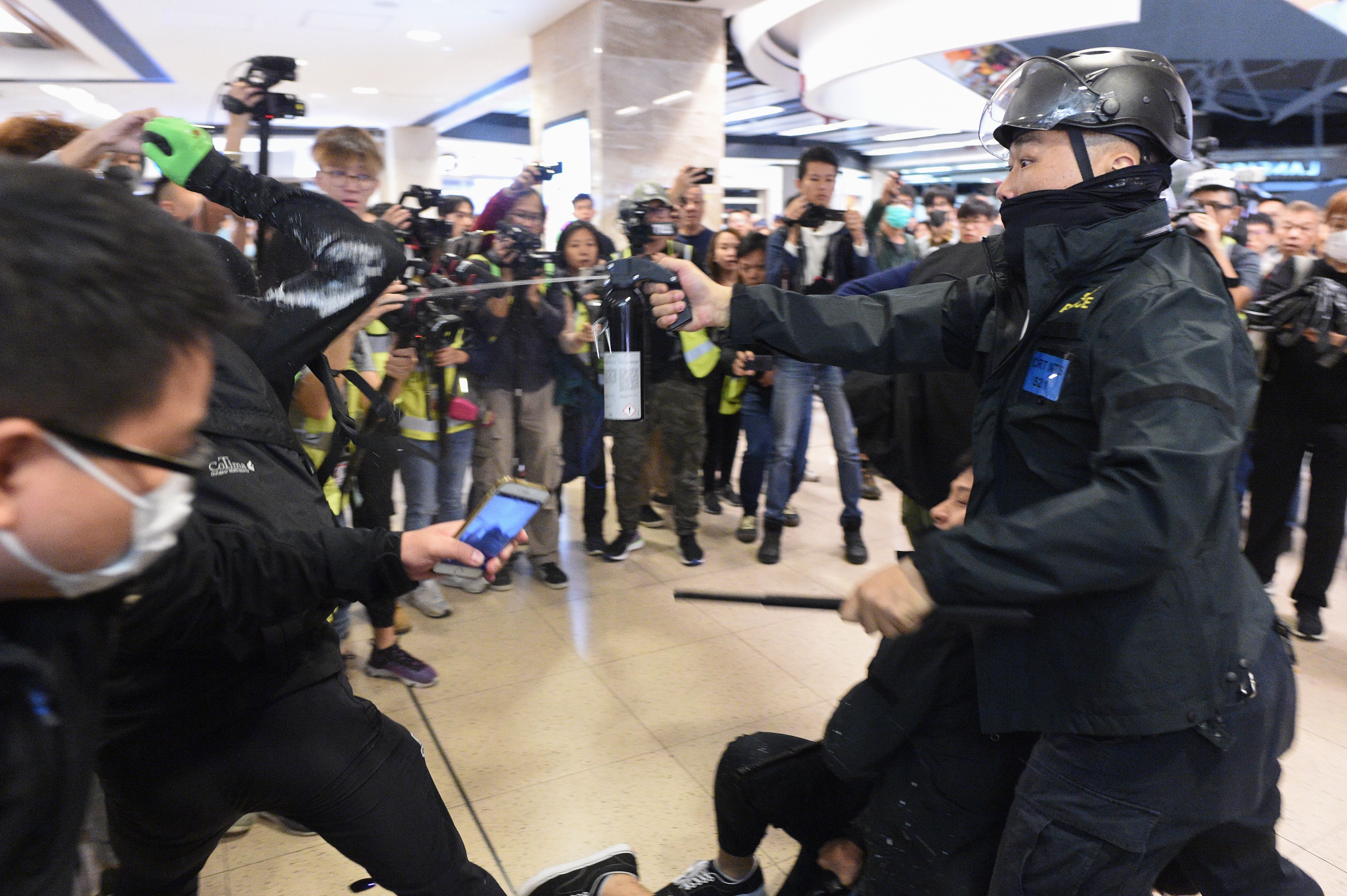 警方於2019年12月15日在香港沙田新城市廣場購物中心舉行抗議活動期間部署胡椒噴霧劑