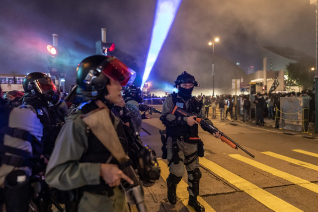 2019年12月24日，防暴警察嚴陣以待。（圖片來源：Anthony Kwan/Getty Images）