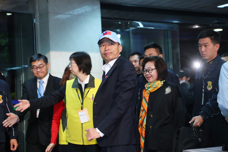 2020台灣總統大選首場電視政見發表會18日晚間在華視登場，國民黨總統候選人韓國瑜（中）出席。（圖片來源：中央社）