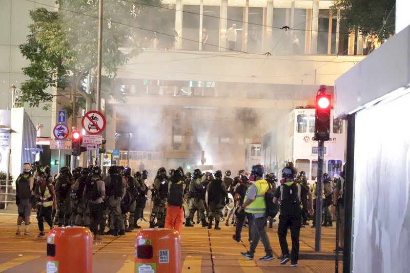 图为港警发射催泪弹驱散反送中示威者。 （图片来源：中央社）