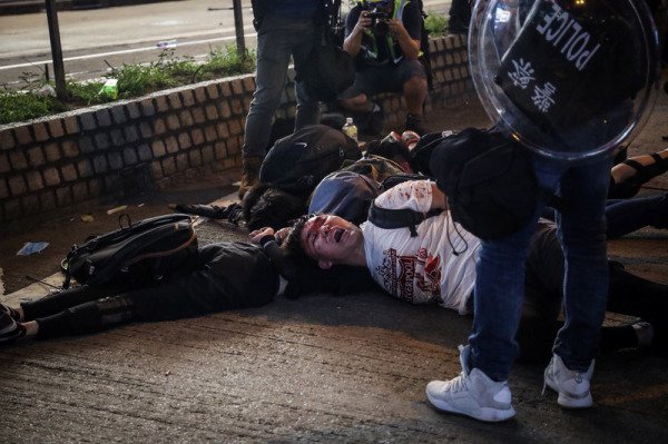 香港警方暴力拘捕示威者。（圖片來源：中央社）