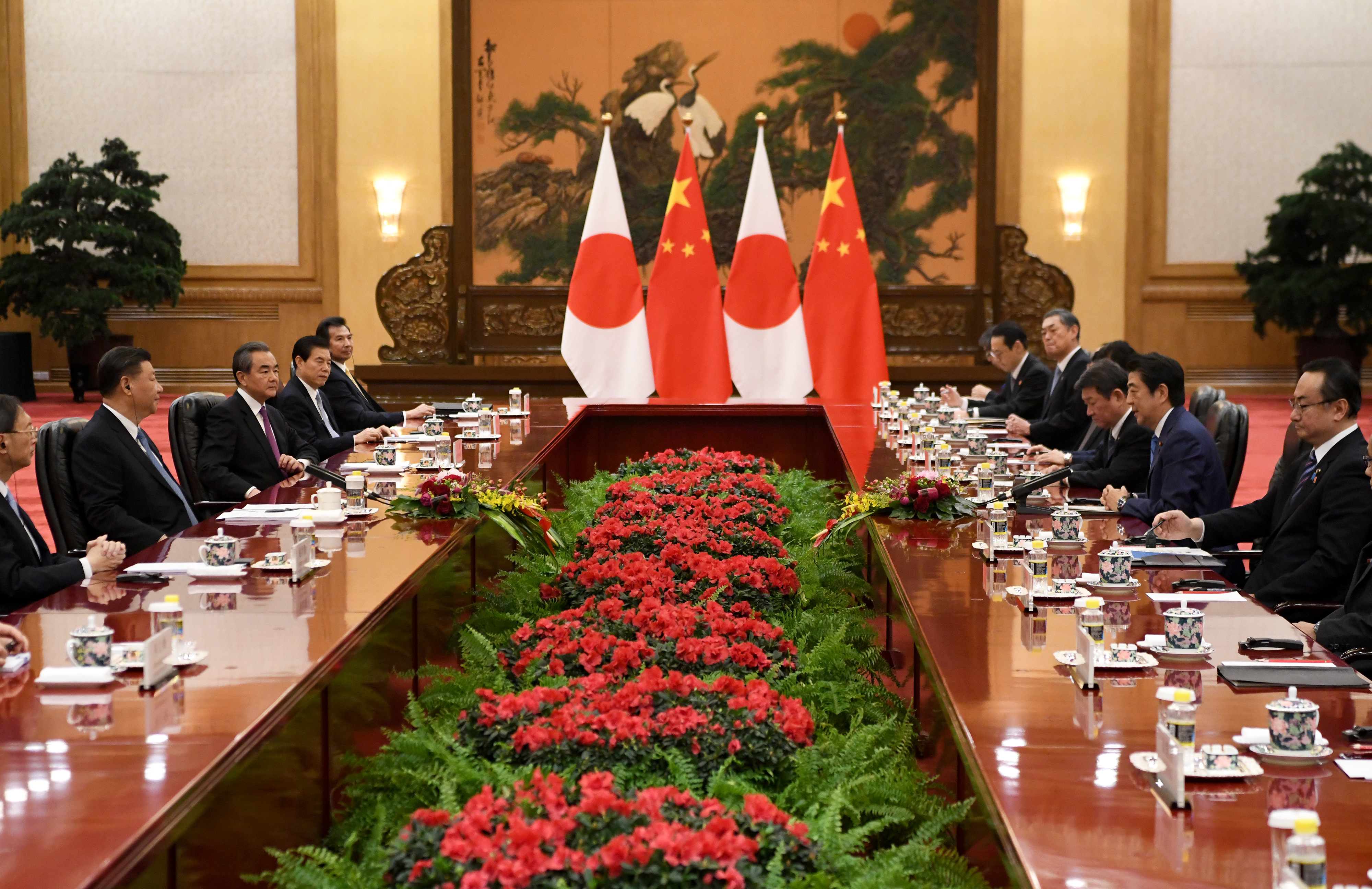 日本首相安倍晋三和中国国家主席习近平会面