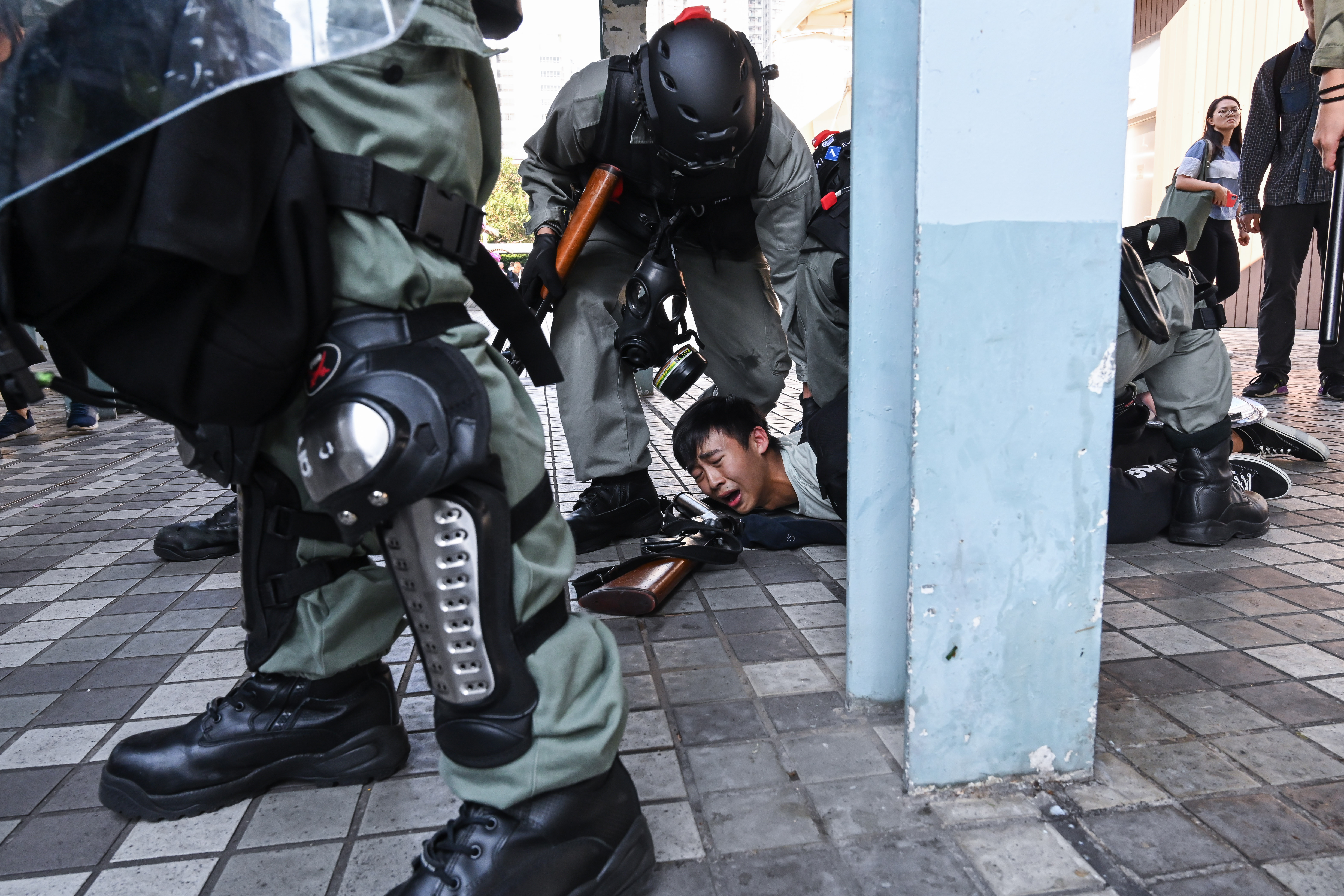 香港警察11日逮捕一名示威者（图片来源：Billy H.C. Kwok/Getty Images)