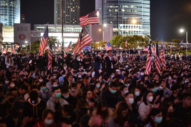 11月28日，香港民眾在中部地區愛丁堡廣場的感恩節聚會上高舉美國國旗