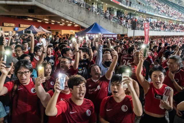 香港大批反送中球迷圍繞通往看台的通道組成人鏈