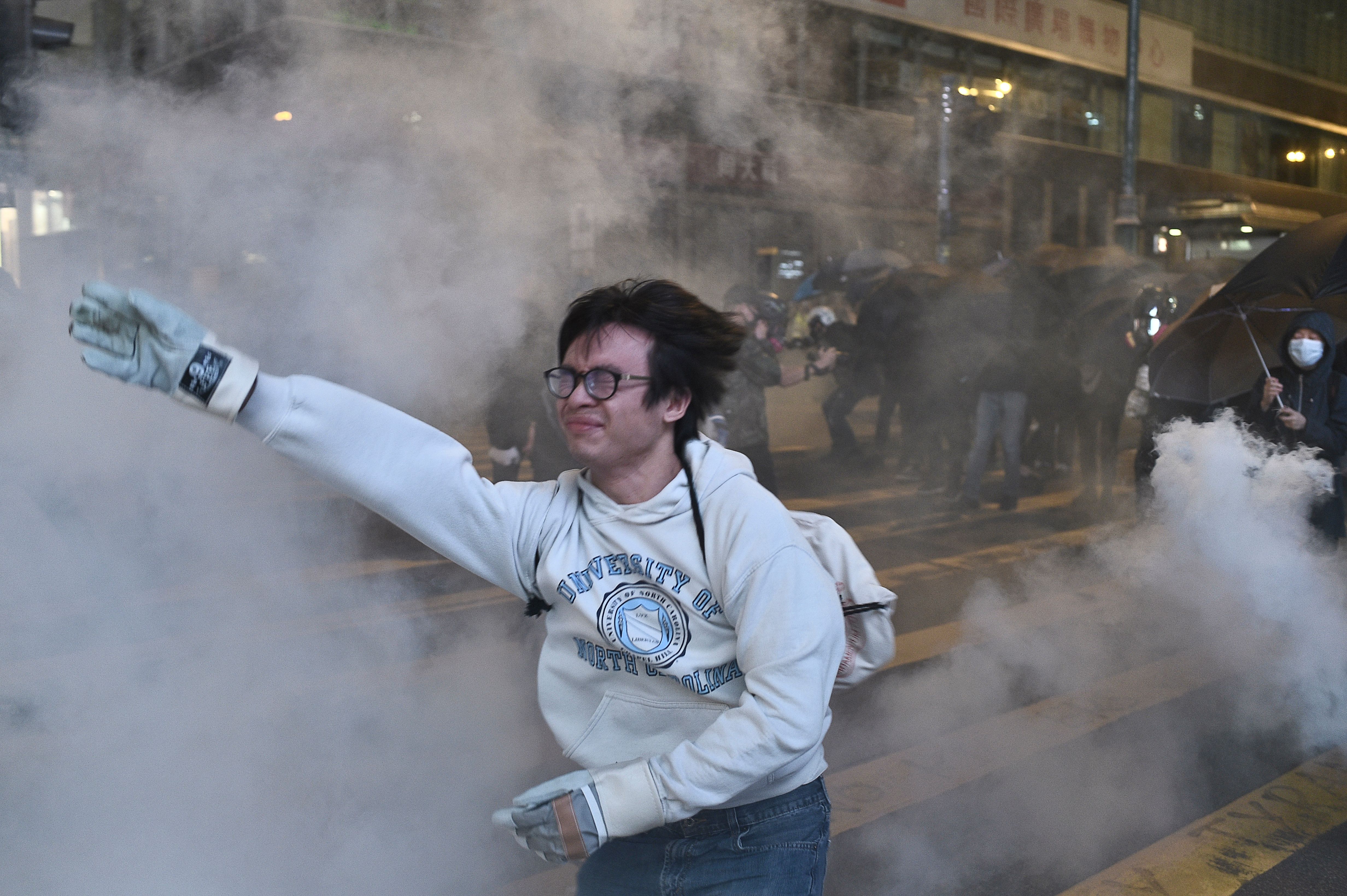 港警衝上街道發射催淚彈驅散市民。（圖片來源：PHILIP FONG/AFP via Getty Images）