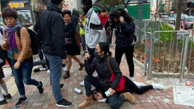 一名便衣女警將14歲女學生強壓在地，坐在頸部上，許多香港網友都十分氣憤。（圖片來源：網路圖片）