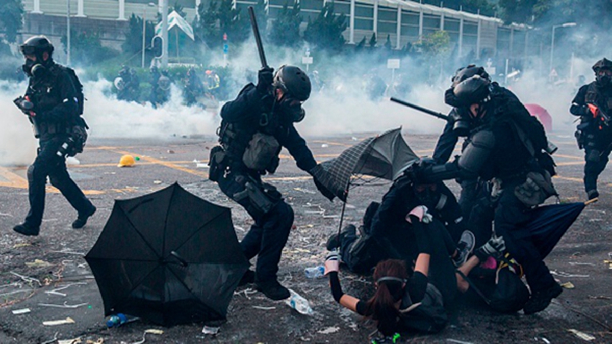 港警镇压示威者。（图片来源：ISAAC LAWRENCE/AFP/Getty Images）