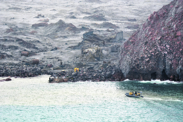 新西兰特种部队登上怀特岛，搜寻遇难者遗体