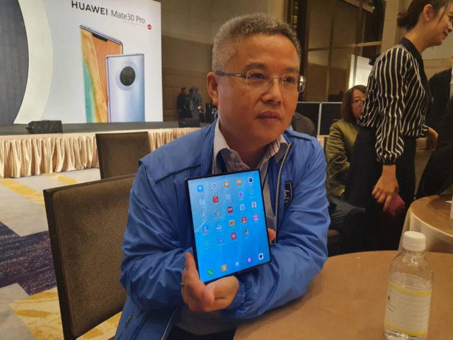 華為兩款新品在台灣取消上市 圖為華為台灣代理訊崴技術總經理雍海展示華為機型(圖片來源:中央社)