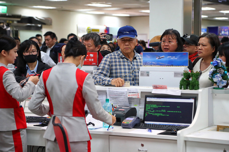 遠東航空無預警宣布13日起停飛，台北松山機場遠航櫃檯前12日湧入大批民眾辦理班機退票等手續。（圖片來源：中央社）